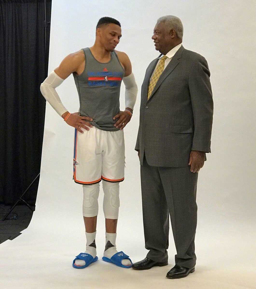 庆祝苏超夺冠，泰州市委书记与泰州队球员合唱《歌唱祖国》（为庆祝苏超夺冠，泰州市委书记携泰州队球员同唱《歌唱祖国）