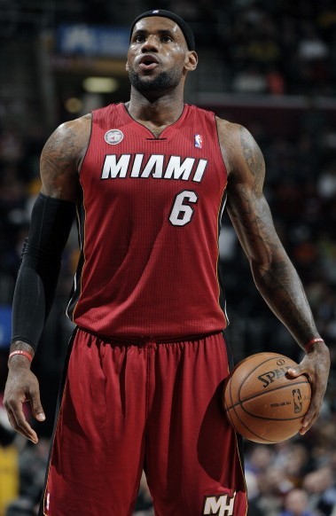 意媒：伊布、费拉拉入选米兰冬奥会火炬传递阵容（意媒：伊布、费拉拉入列米兰冬奥会火炬手名单）