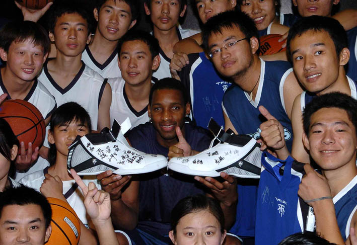 上海海港为备战三线作战，大范围调整阵容，清洗后防线，加强进攻，提升整体竞争力。（上海海港备战三线：阵容大换血，重塑后防、升级进攻，全面提升竞争力）