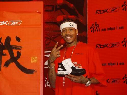 意大利队防守依旧稳固（意大利后防依然稳健）