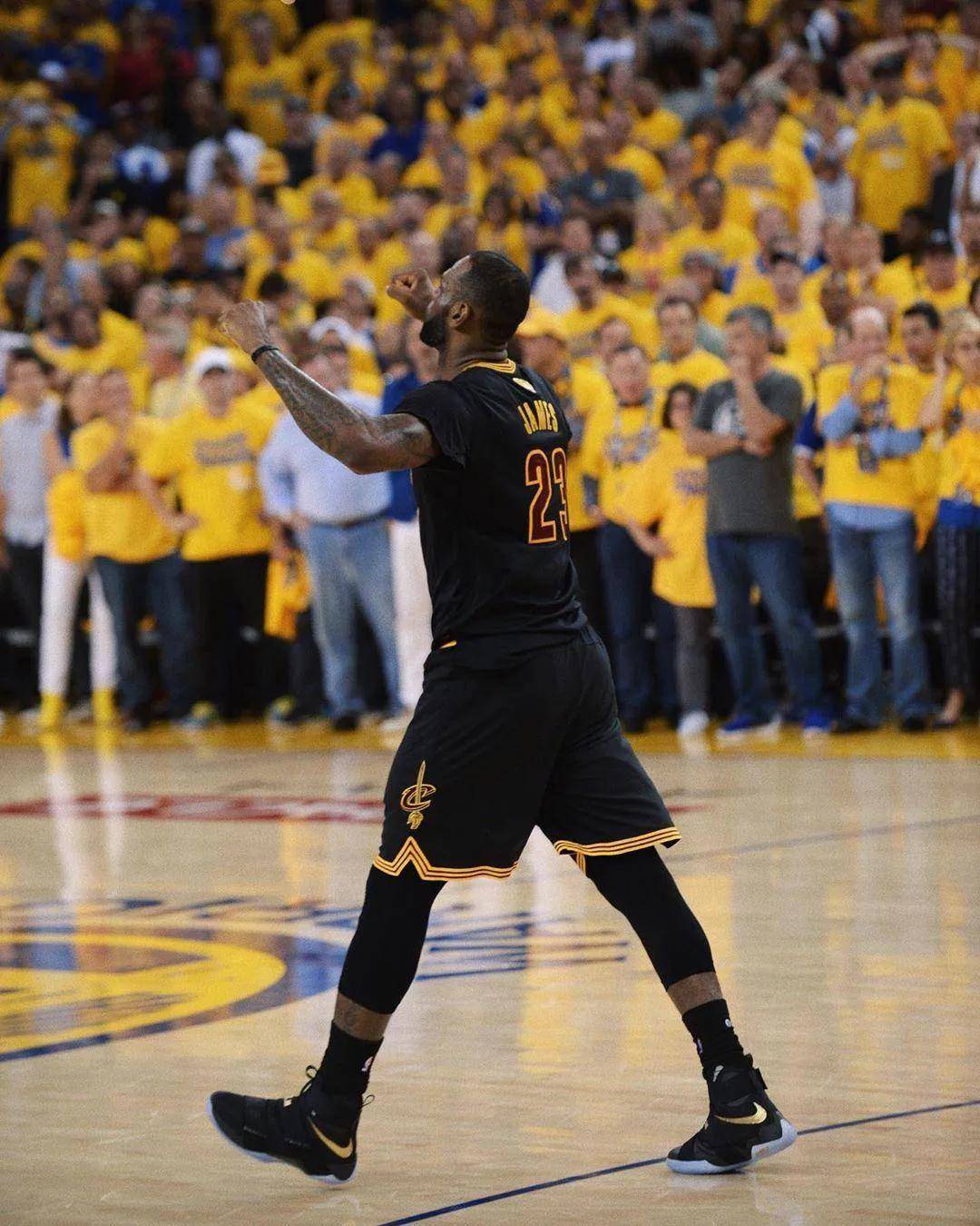 欧冠92年改制后戴帽数前10：梅西、C罗8次第1，姆巴佩5次第4（1992年欧冠改制以来帽子戏法前十：梅西与C罗各8次并列第1，姆巴佩5次第4）