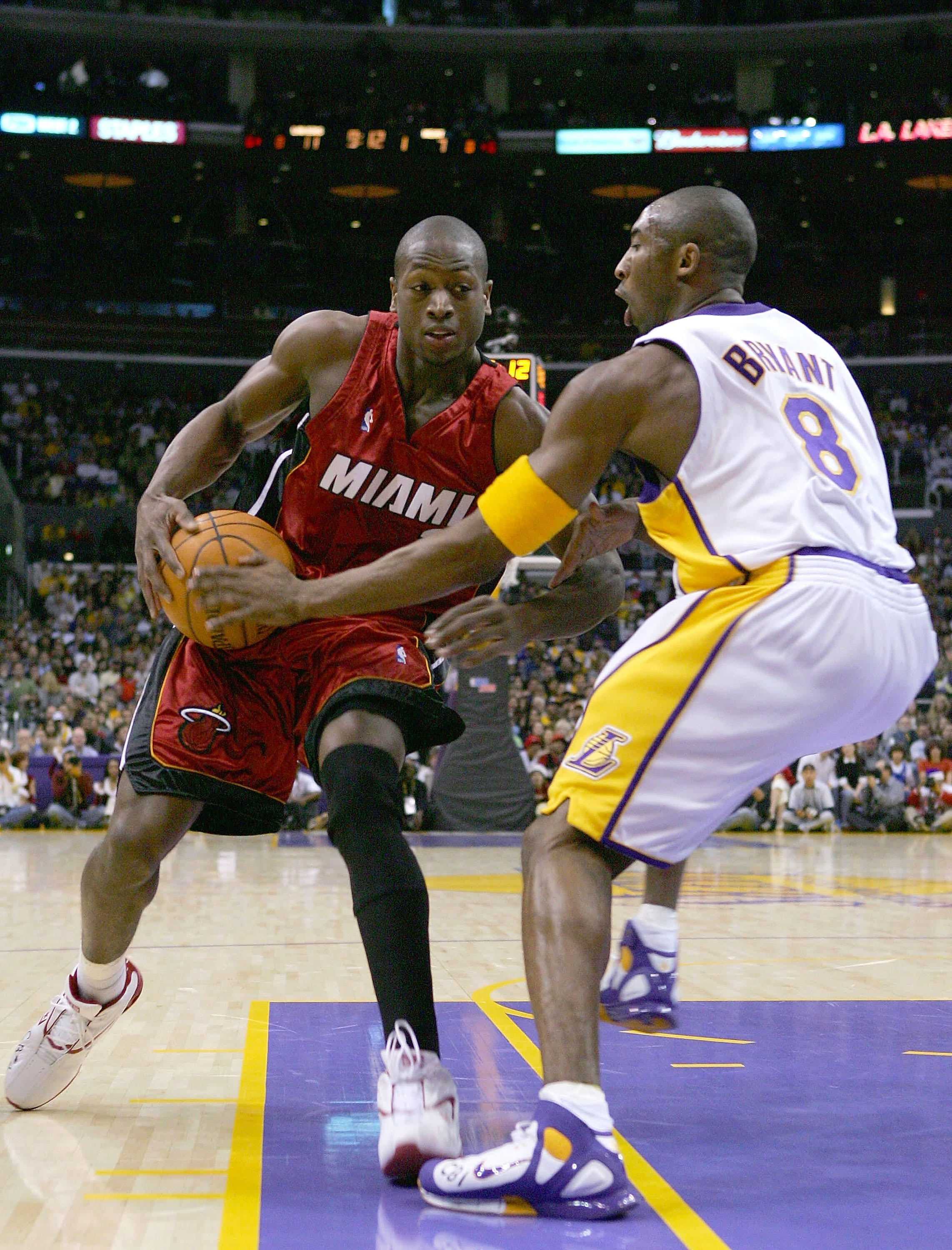 87年主场不败！梅里诺传射建功，阿森纳2-0小蜜蜂十一轮不败领跑（主场87年不败延续！梅里诺传射发威，阿森纳2-0小蜜蜂，十一轮不败继续领跑）