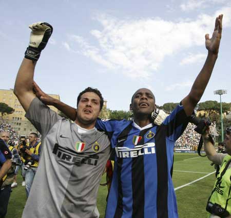 博主：国安今天前往河内，因当地训练条件不佳今晚直接去踩场（据博主称，国安今日赴河内，因训练条件欠佳今晚将直接踩场）