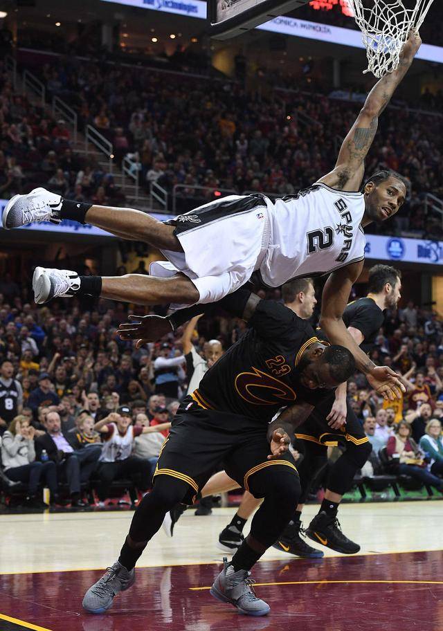 遗憾无比，爱德华兹砍44分6板3助3断+三分绝平，加时惨遭2T驱逐（爱德华兹轰44分6板3助3断＋压哨三分追平，加时却连吃2T被驱逐）