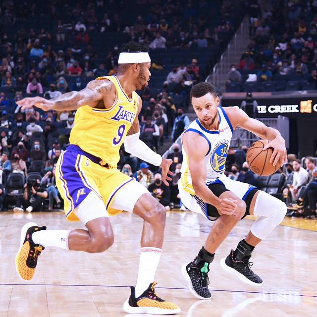 篮球CBA季后赛门票售罄，黄牛加价300%（CBA季后赛一票难求，黄牛价飙至原价三倍）